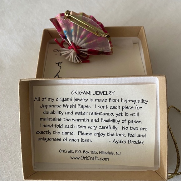 Origami Paper Fan Pin - Picture 2 of 2